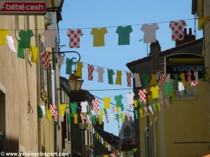 rue d'Issoire aux couleurs du Tour de France